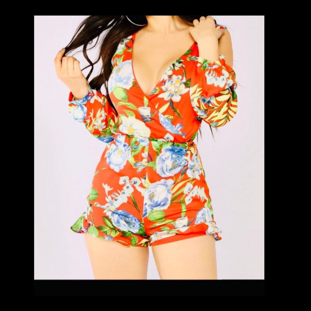 Gorgeous floral long sleeve jumpsuit.Pretty in person.Cute for summer& datenight